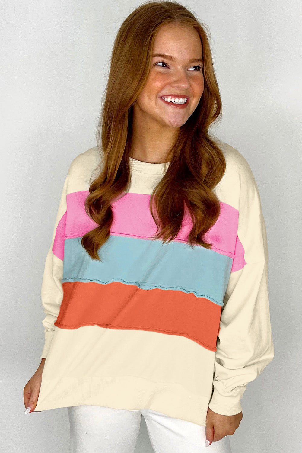Weißes Sweatshirt mit Rundhalsausschnitt und überschnittener Schulter im Colorblock-Patchwork-Stil