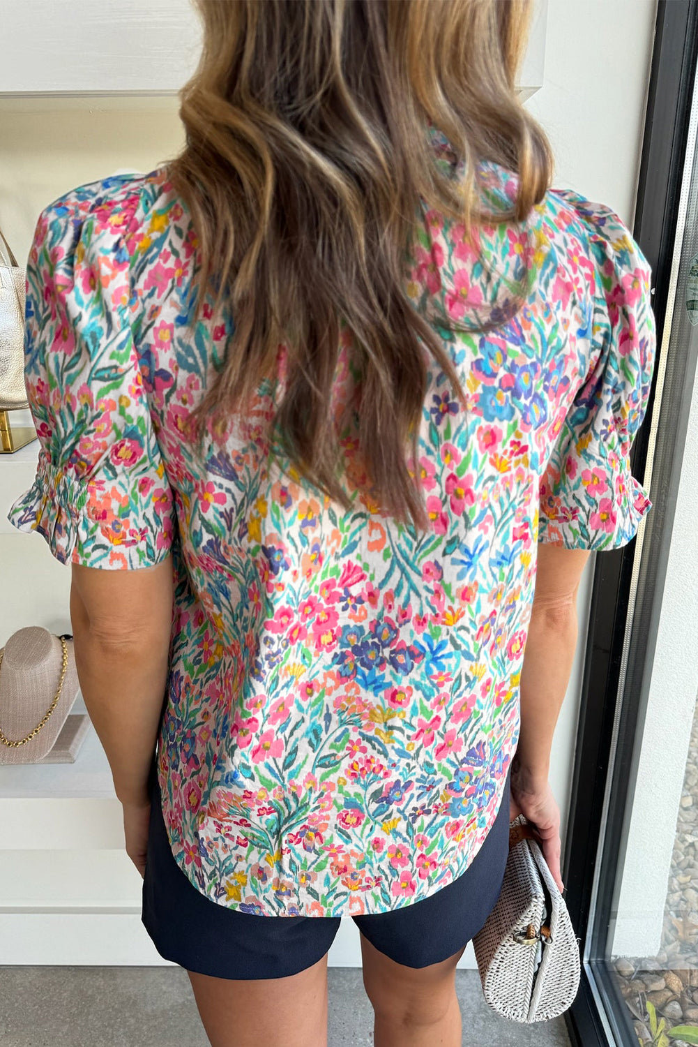 Rosa Bluse mit Blumenmuster, Knöpfen, Schlitz am Ausschnitt und Puffärmeln