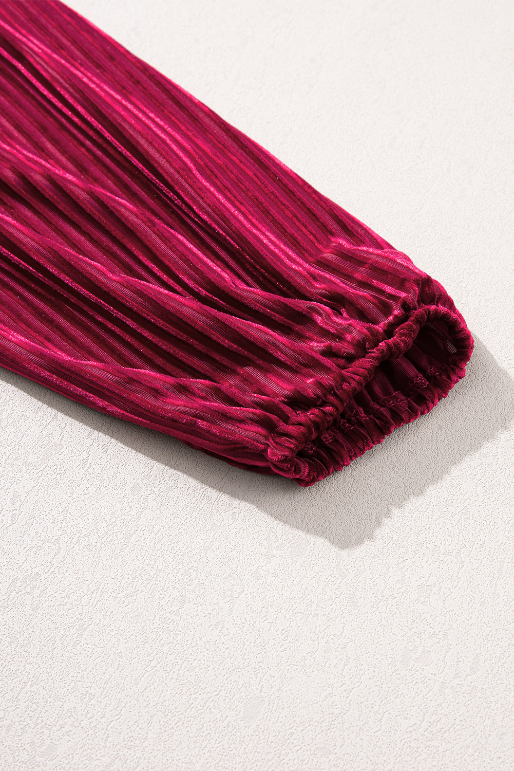 Rotes Babydoll-Kleid aus Samt mit Bindeband und quadratischem Ausschnitt