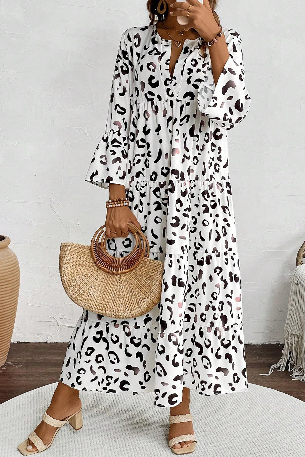 Weißes Maxikleid mit Leopardenmuster und V-Ausschnitt und lockerer Passform