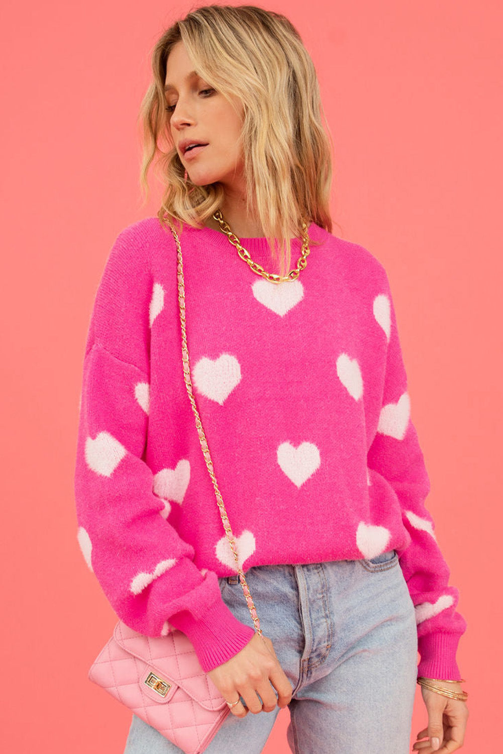 Hellrosa Pullover mit flauschigen Valentinstagsherzen und überschnittener Schulter