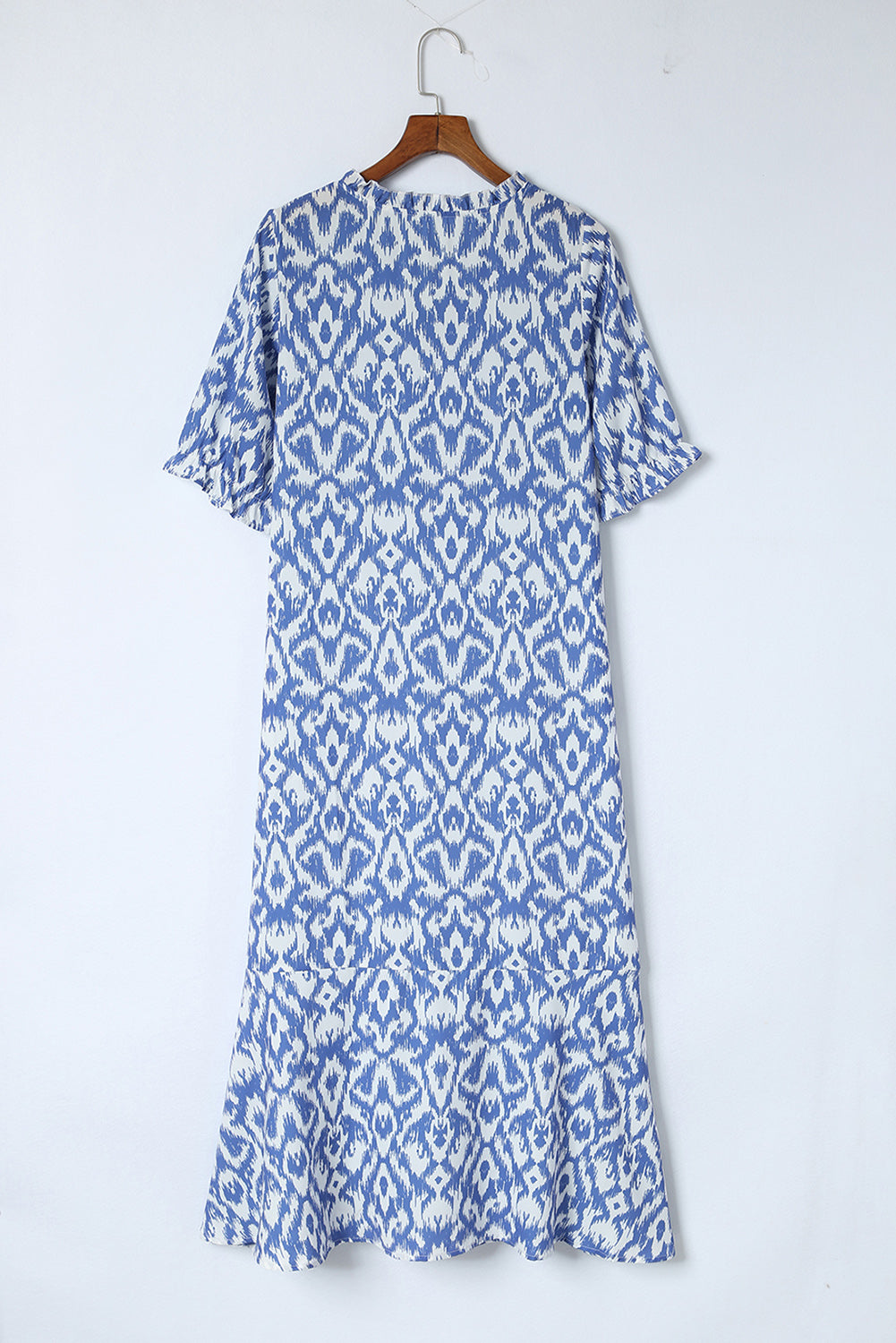 Himmelblaues lässiges Maxikleid mit geometrischem Print und V-Ausschnitt