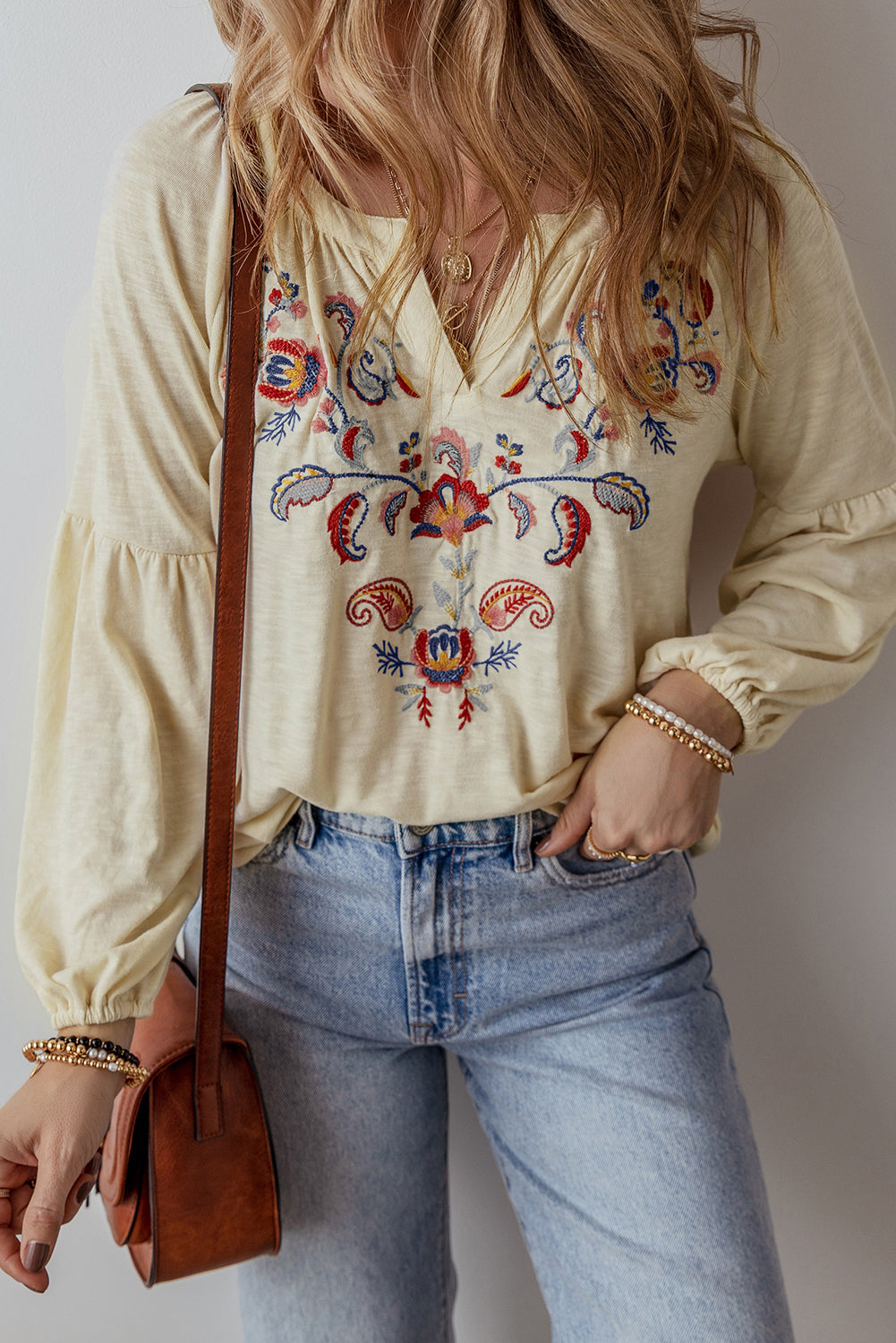 Aprikosenfarbene Bluse mit V-Ausschnitt und Paisley-Blumenstickerei
