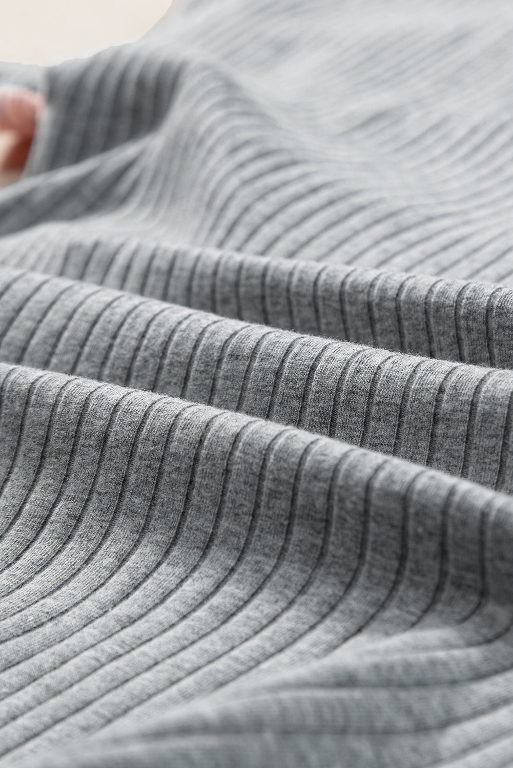 Graues geripptes T-Shirt mit Farbblock-Patchwork