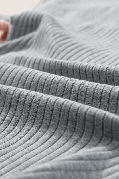 Graues geripptes T-Shirt mit Farbblock-Patchwork