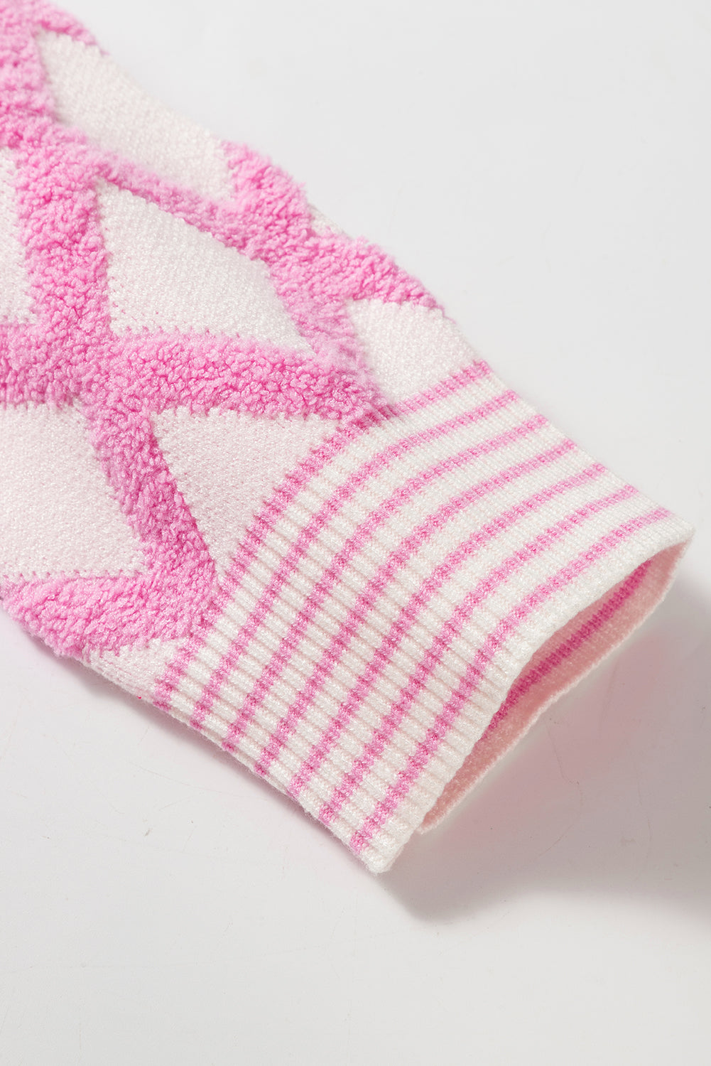 Rosa Strickjacken mit Rautenmuster und offenen Taschen vorne