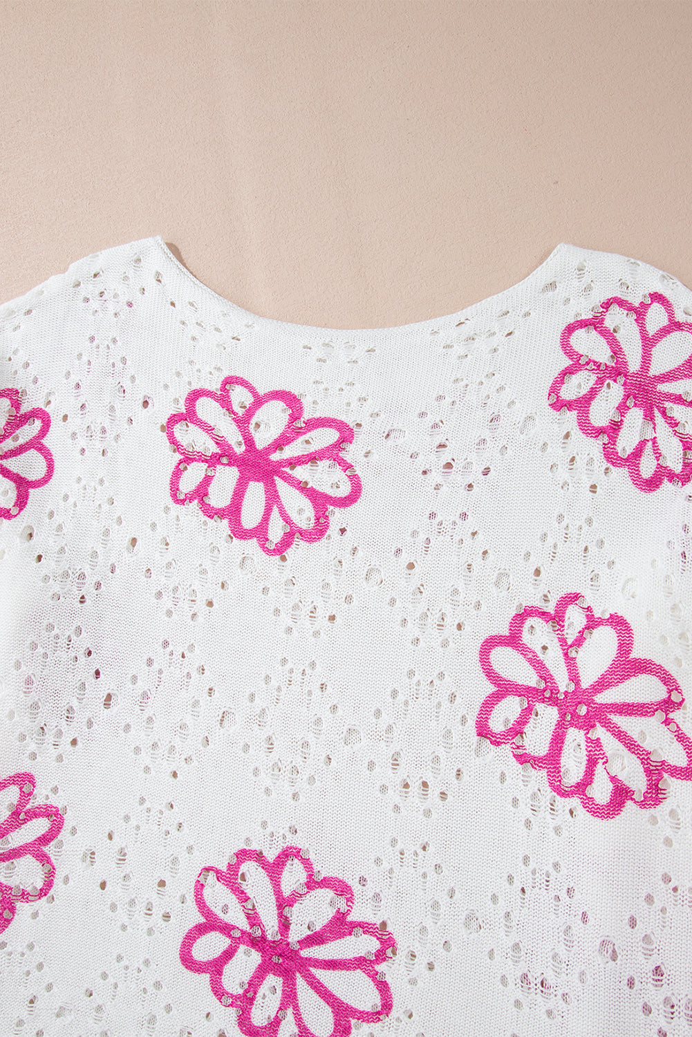 Weißer Pullover mit kontrastierendem Blumenmuster und überschnittener Schulter