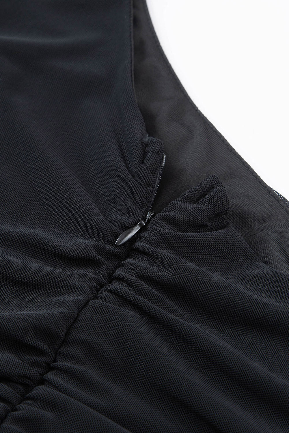 Schwarzes Langarm-Top mit One-Shoulder-Träger aus Netzstoff