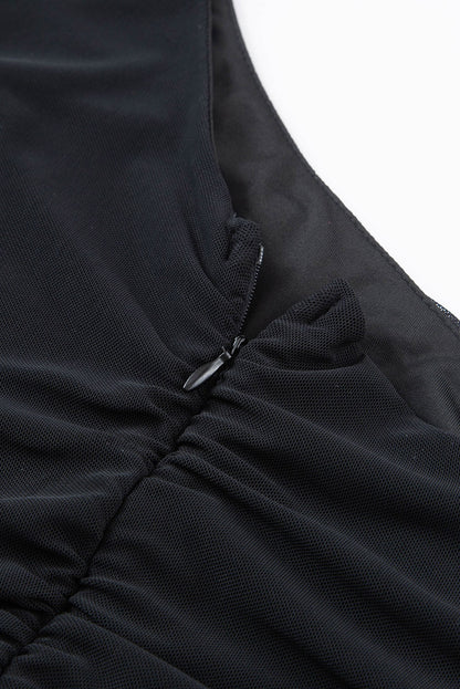 Schwarzes Langarm-Top mit One-Shoulder-Träger aus Netzstoff