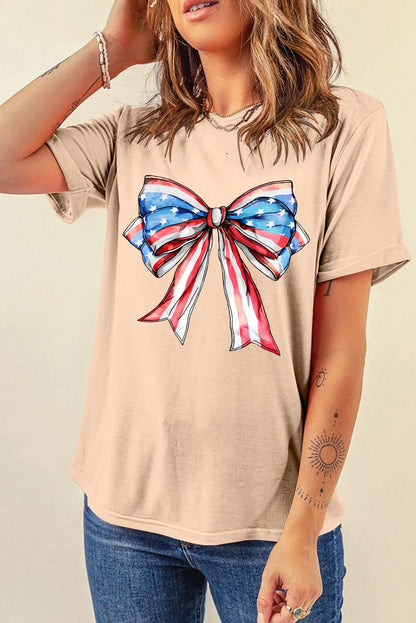 Khakifarbenes T-Shirt mit Rundhalsausschnitt und amerikanischer Flagge und Schleife