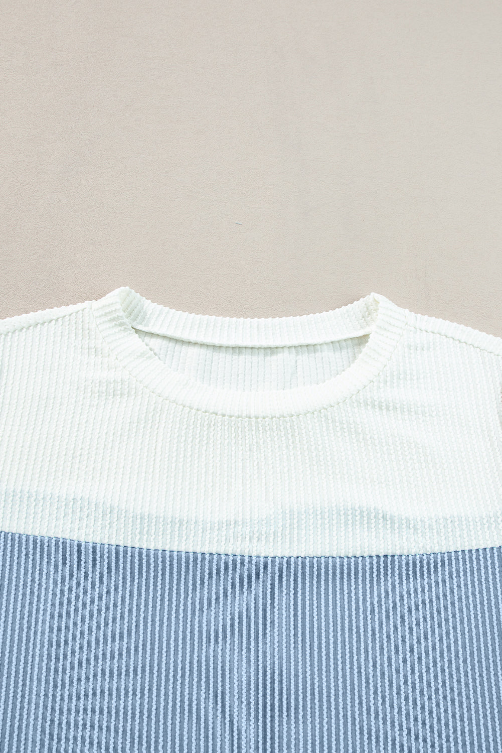 Hellblaues T-Shirt mit gerippter Struktur und Colorblock-Muster