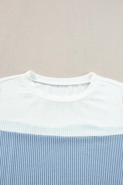 Hellblaues T-Shirt mit gerippter Struktur und Colorblock-Muster