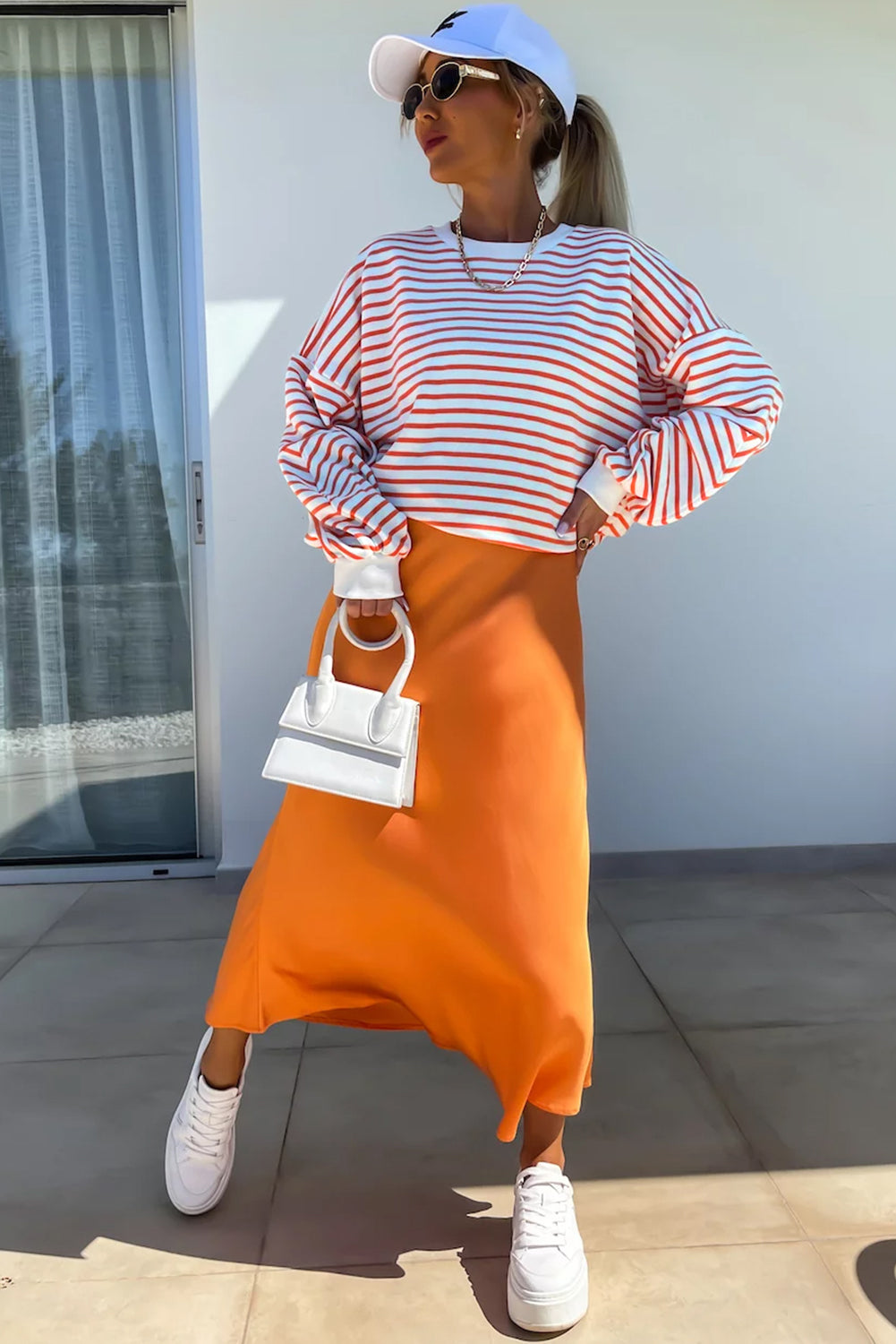 Orange gestreiftes, lockeres Sweatshirt mit überschnittener Schulter und Rundhalsausschnitt