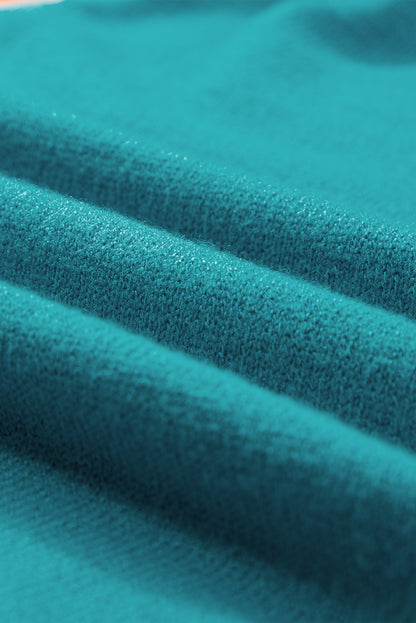 Türkisfarbenes Strickpullover-T-Shirt mit kontrastierenden Flatterärmeln