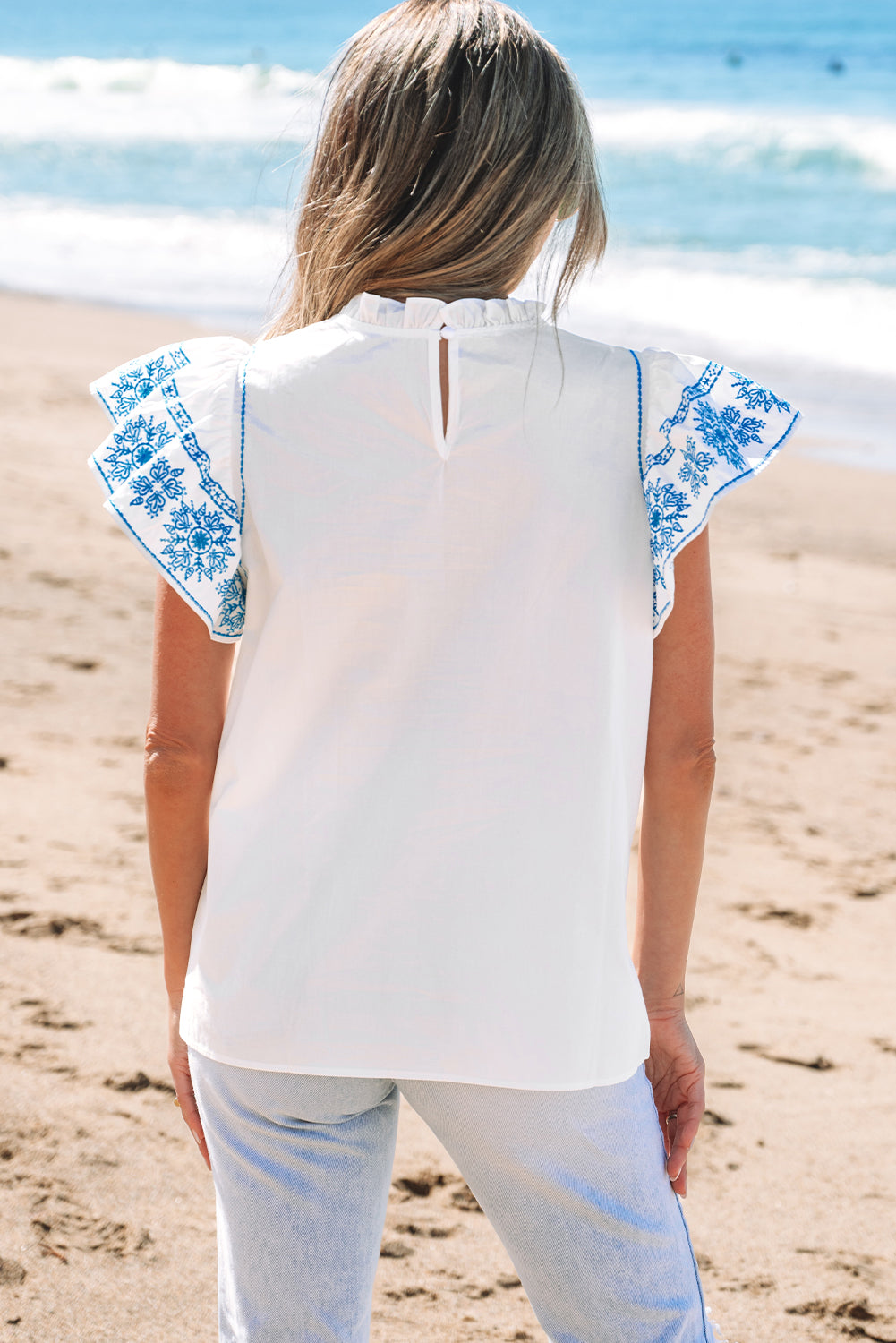 Weiße Bluse mit bestickten Rüschenärmeln und Rüschenkragen