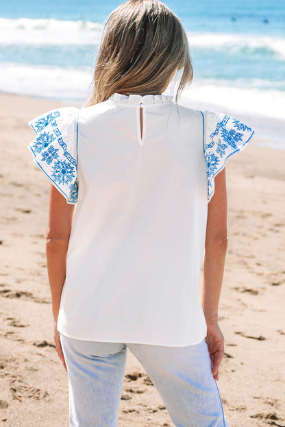 Weiße Bluse mit bestickten Rüschenärmeln und Rüschenkragen