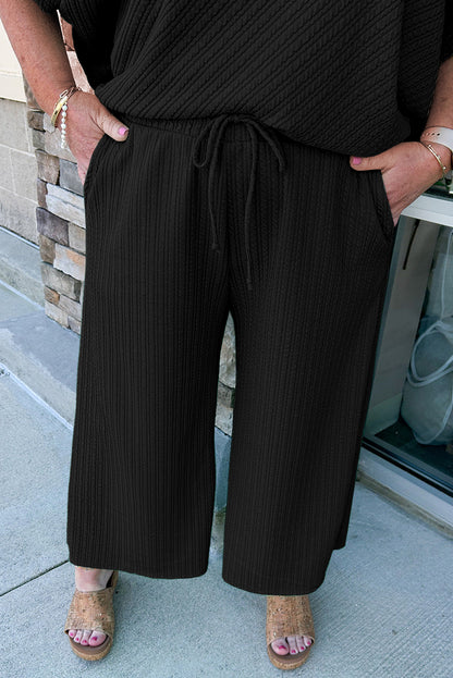 Schwarzes strukturiertes T-Shirt mit Fledermausärmeln und weiten Hosen in Übergröße