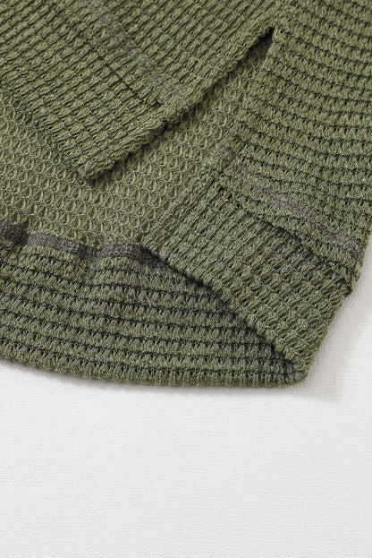 Grünes Oversize-Oberteil mit hohen Schlitzen und Waffelstrick