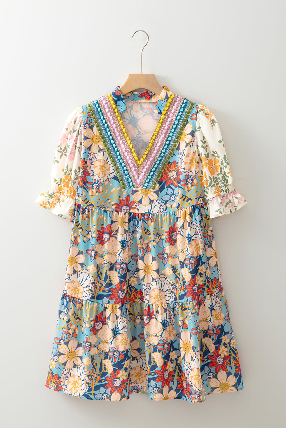 Mehrfarbiges, lockeres Minikleid mit Häkel-Patchwork und V-Ausschnitt im Boho-Stil