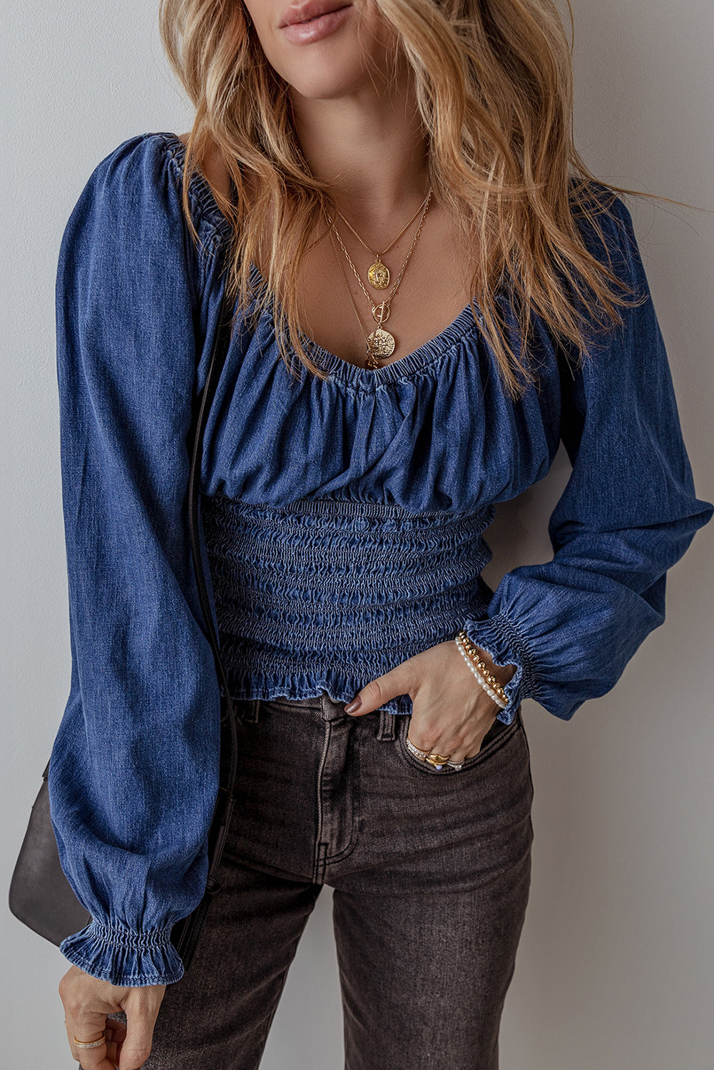 Dunkelblaue Jeansbluse mit gesmokten Rüschen und Puffärmeln sowie V-Ausschnitt