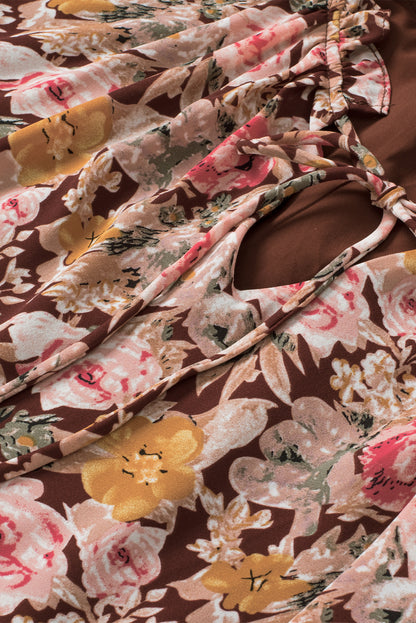 Rosa Bluse mit Blumenmuster und Ballonsaum und Schlitz am Ausschnitt