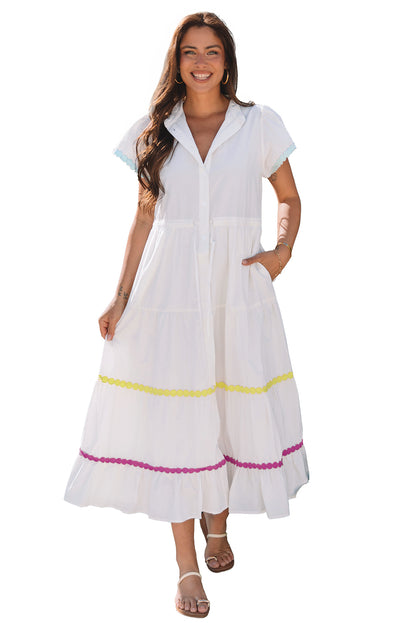 Weißes, kurzärmliges, langes Kleid mit Farbblock-Zickzack-Besatz und Kordelzug in der Taille