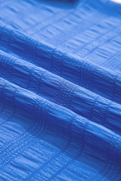 Dunkelblaues strukturiertes Top mit Rüschenärmeln und Rundhalsausschnitt