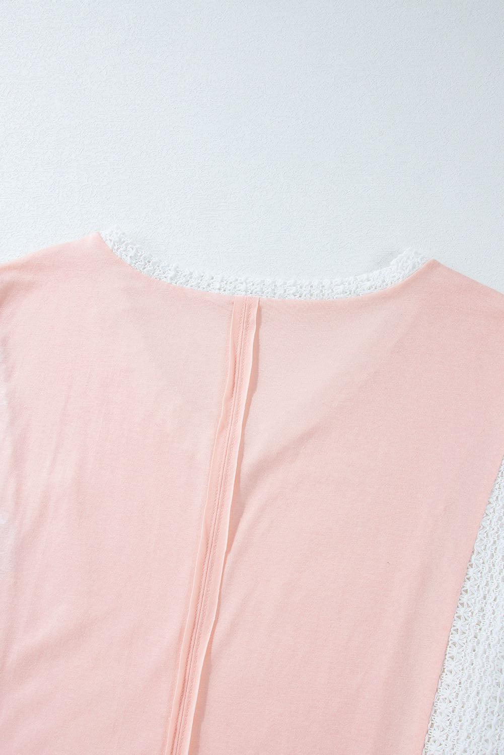Zarte Bluse mit floraler Spitze und Häkel-Patchwork-Fledermausärmeln