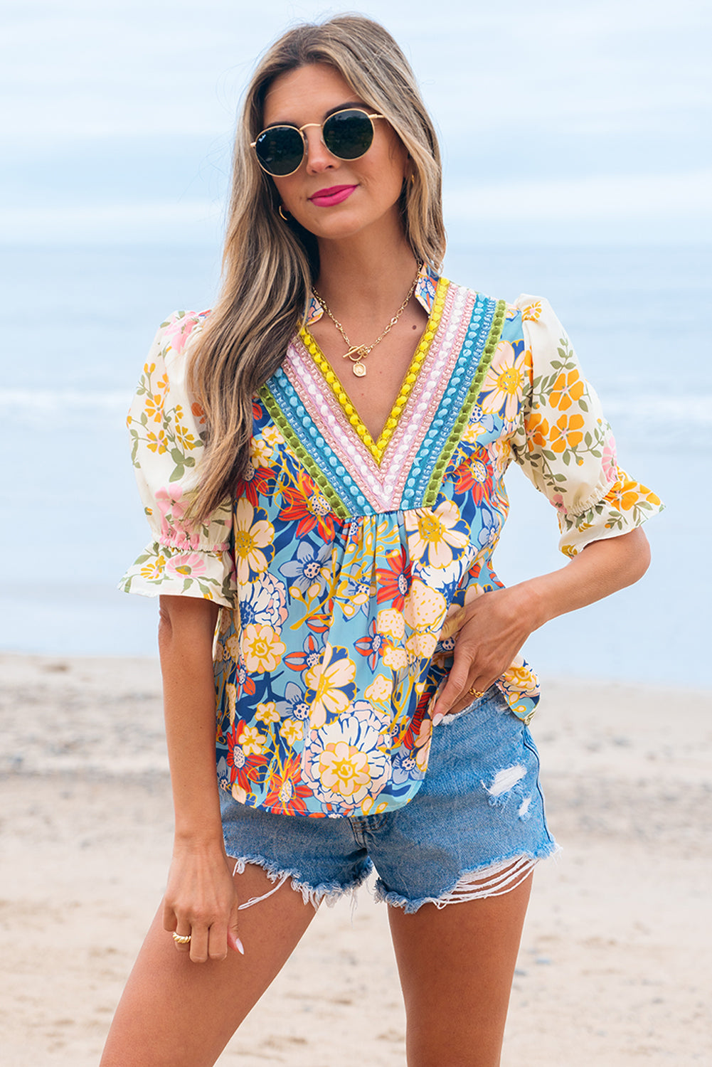 Mehrfarbige gehäkelte Boho-Blumenbluse mit V-Ausschnitt und halben Ärmeln