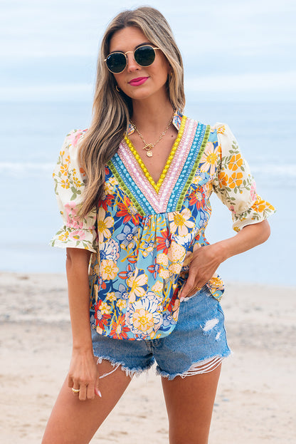 Mehrfarbige gehäkelte Boho-Blumenbluse mit V-Ausschnitt und halben Ärmeln