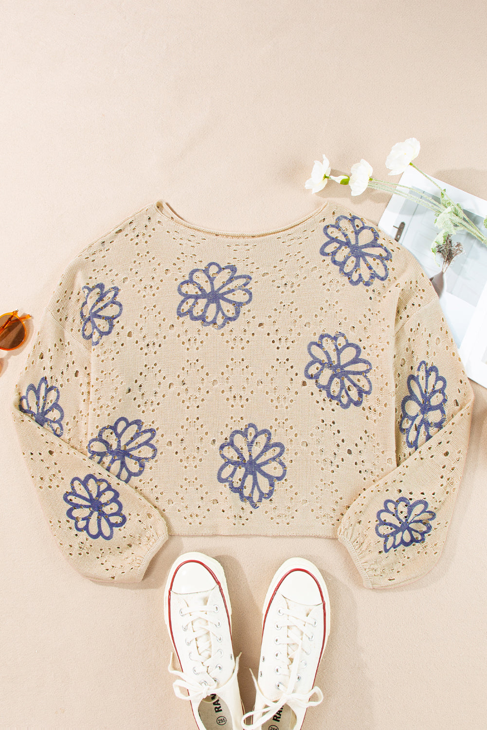 Beigefarbener Pullover mit kontrastierendem Blumenmuster und überschnittener Schulter