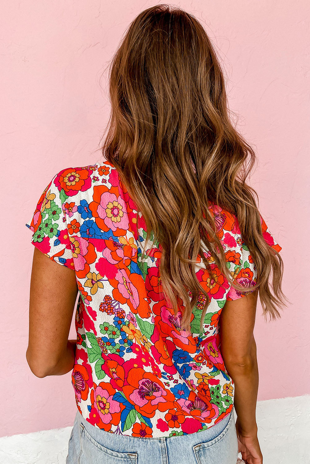 Feurig rotes Top mit Blumenmuster und Schlitz am Ausschnitt