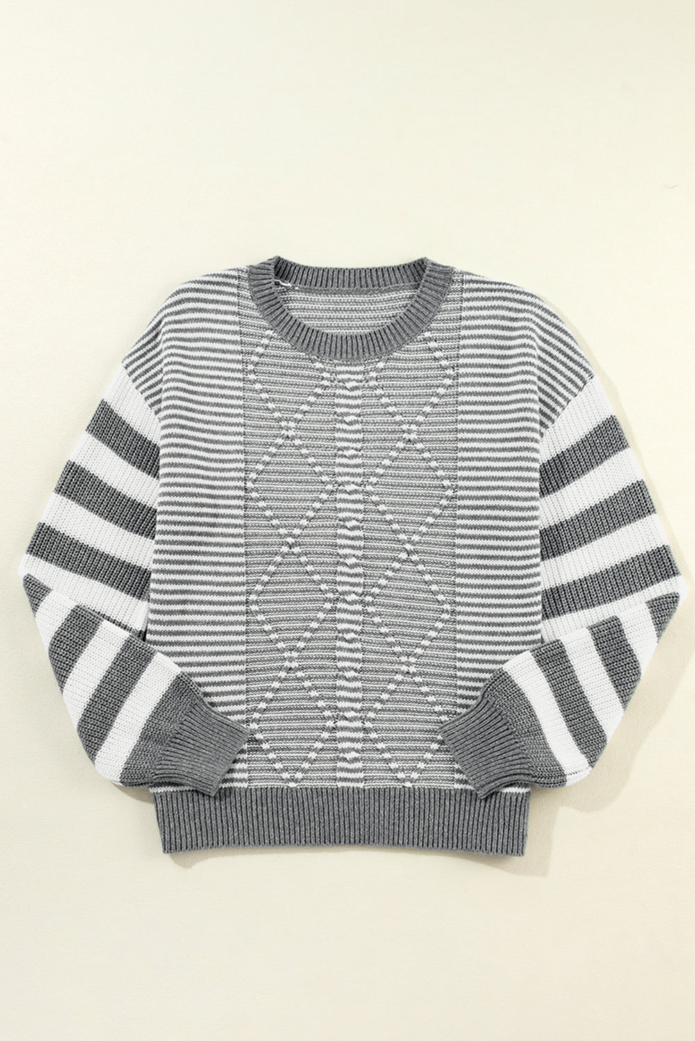 Grau gestreifter Pullover mit geometrisch strukturierter, überschnittener Schulter