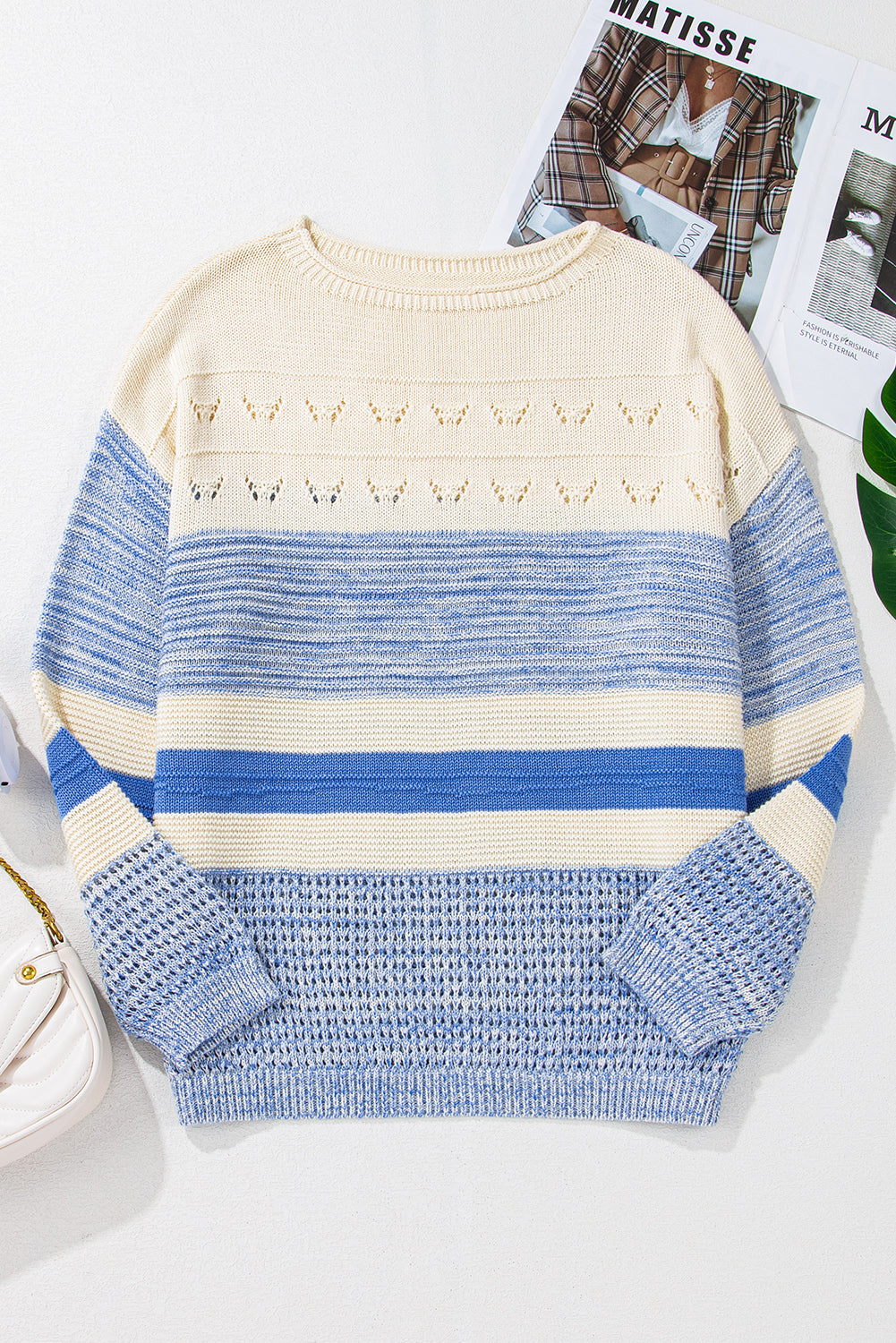 Hellblauer Pullover mit offenen Maschen und Puffärmeln