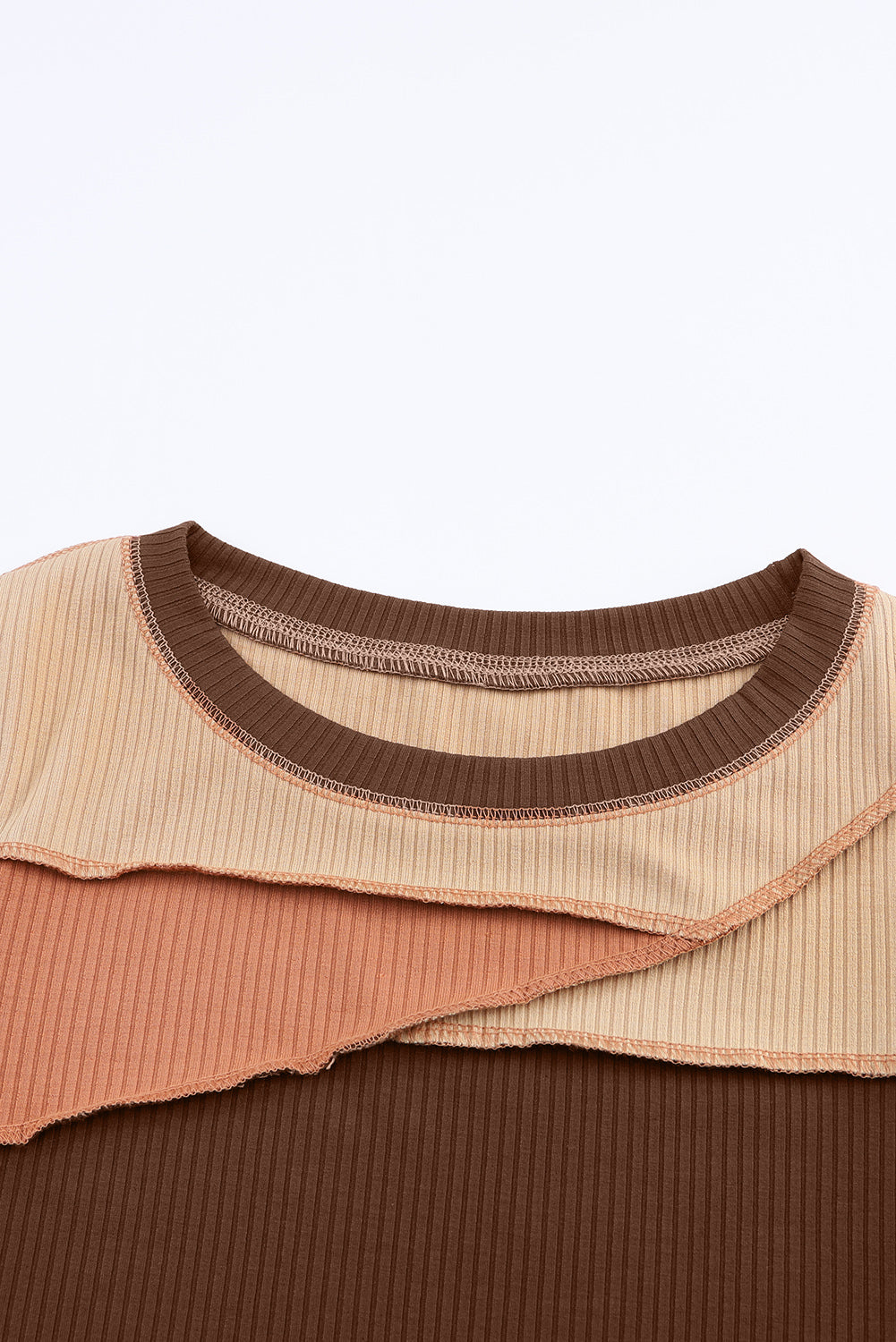 Braunes, geripptes Strickoberteil mit sichtbaren Nähten und Farbblockdesign