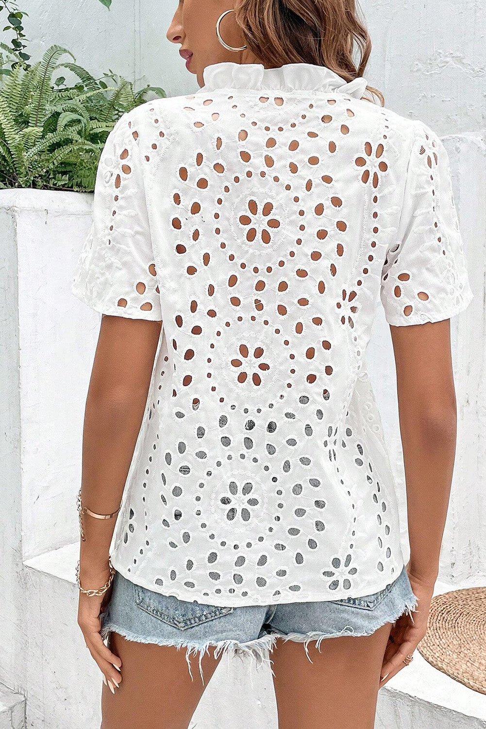 Weiße Bluse mit geometrischer Stickerei und Aussparung