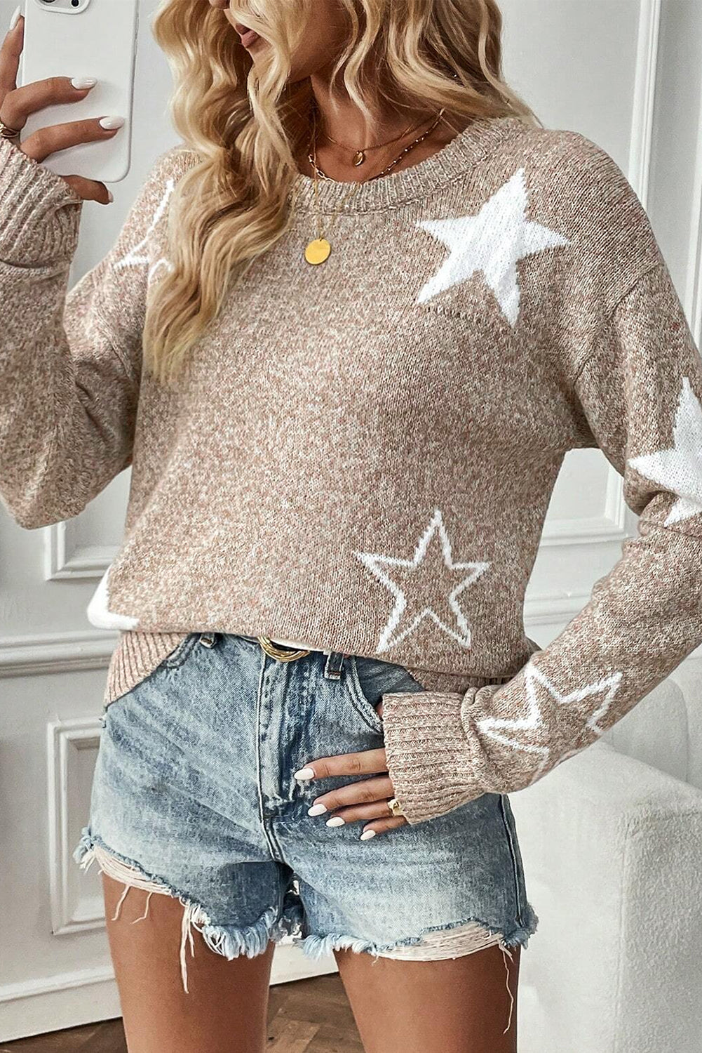 Khakifarbener Pullover mit überschnittener Schulter und Sternmuster