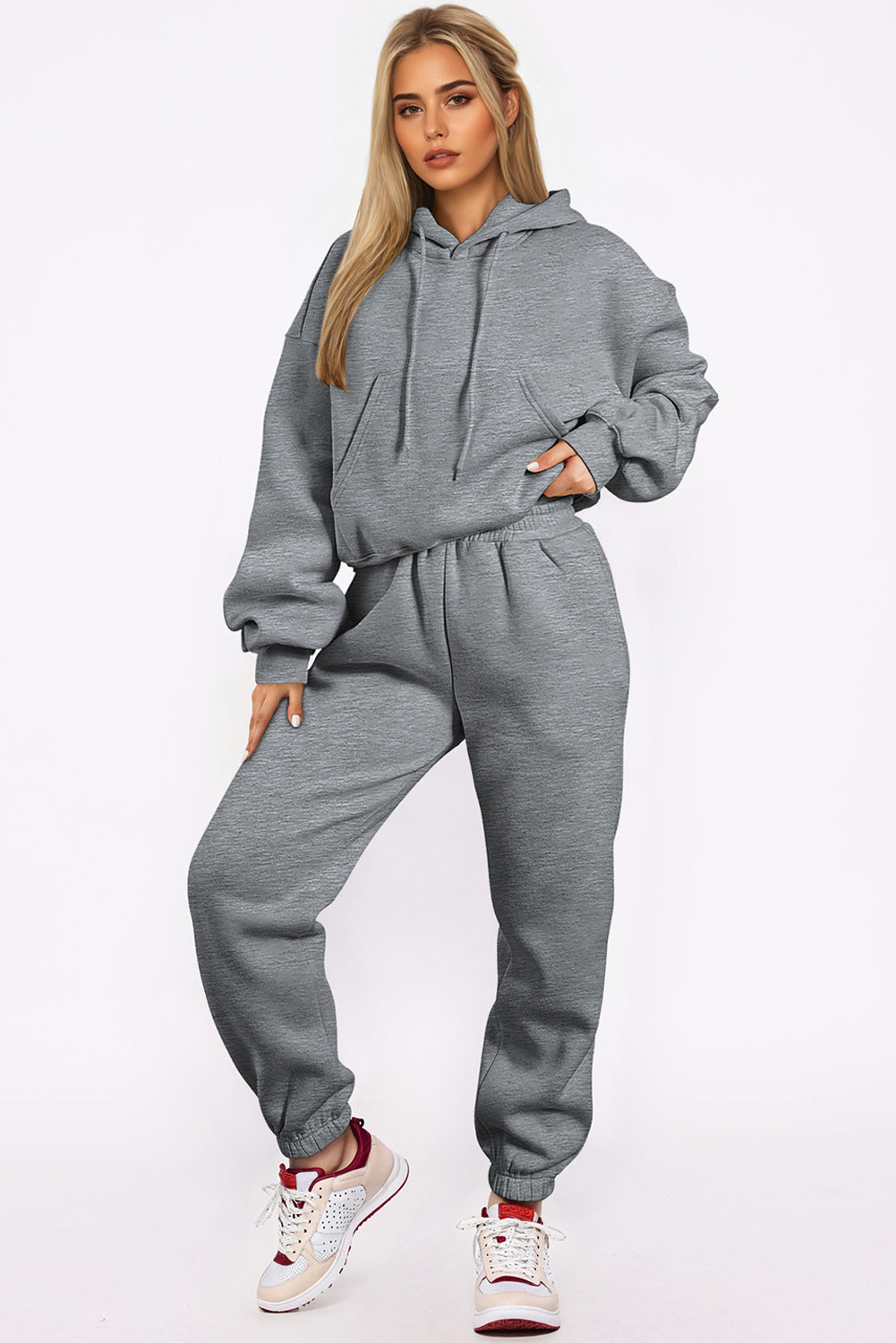 Graues Activewear-Set mit Kapuzenpullover und Jogginghose mit überschnittenen Schultern