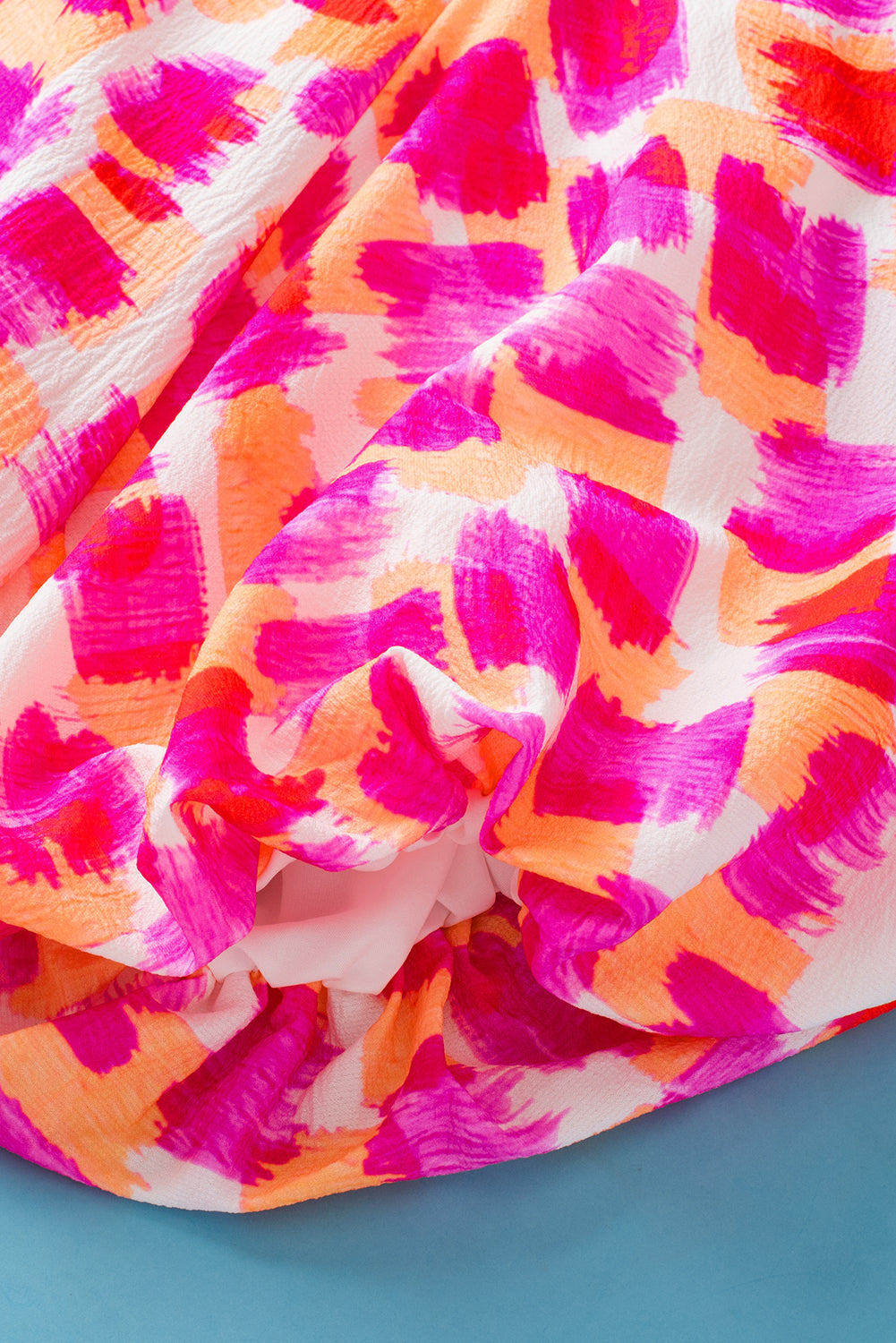 Rosa Bluse mit abstraktem Print und hohem Kragen, Knopfleiste hinten und Rüschen