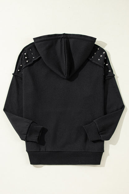 Schwarzer, einfarbiger Kapuzenpullover mit Raglanärmeln und Nieten und Tasche