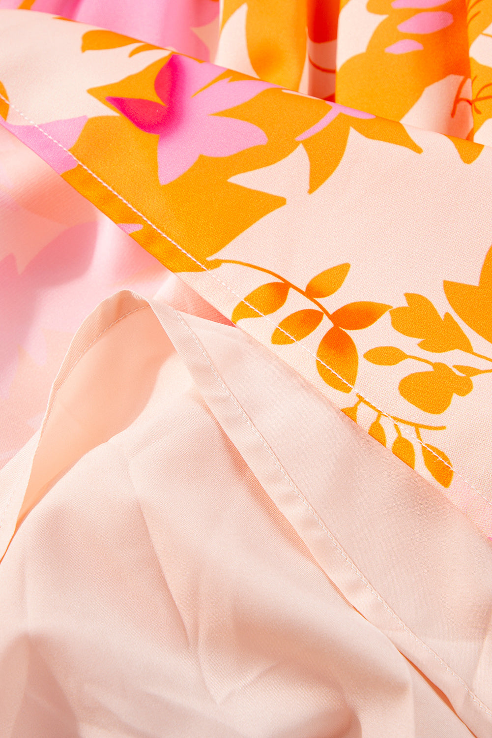 Oranges Minikleid mit abstraktem Print und gesmokten Laternenärmeln und Rüschen