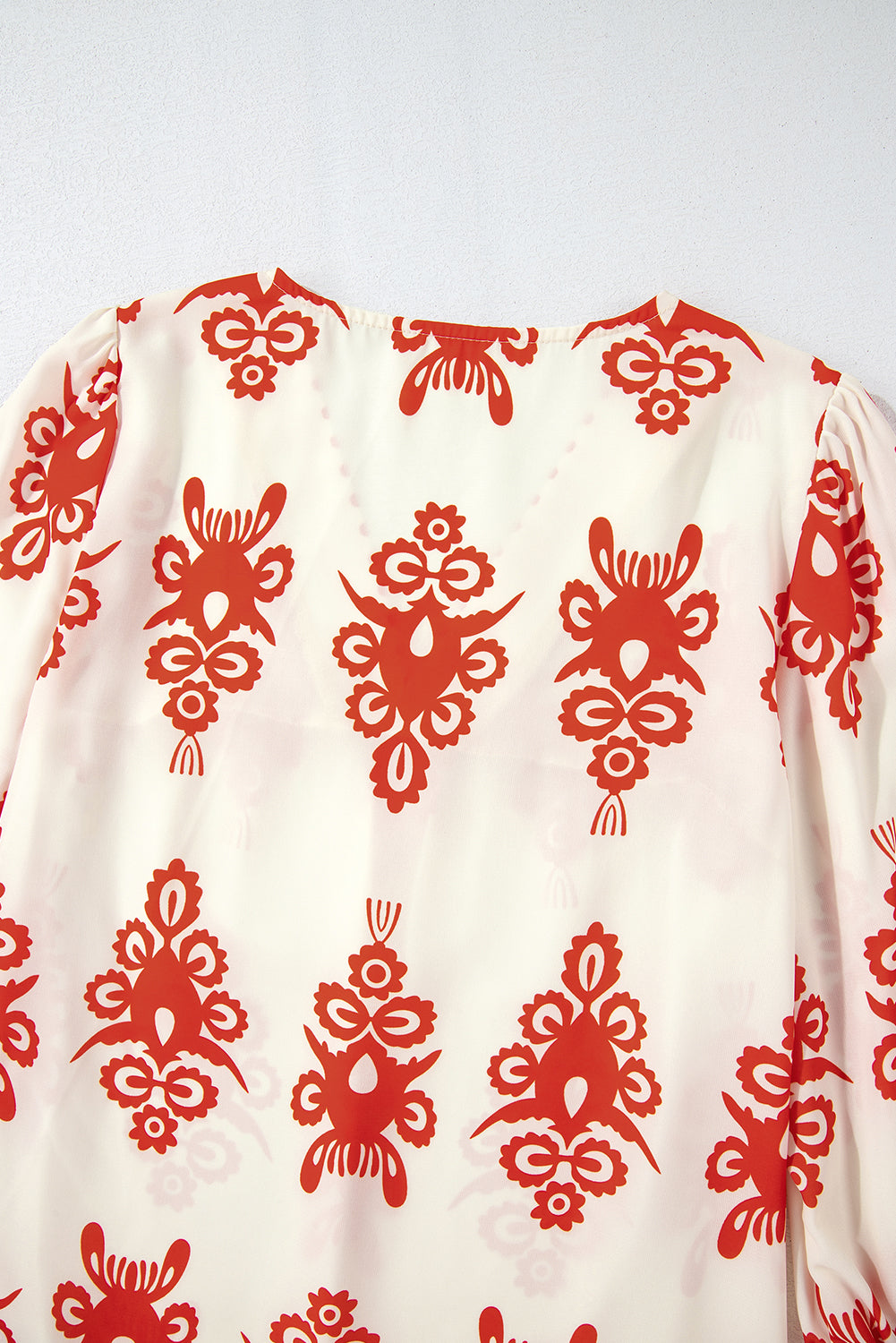 Orangefarbene Bluse mit 3/4-Ärmeln und V-Ausschnitt im Vintage-Stil mit geometrischem Muster