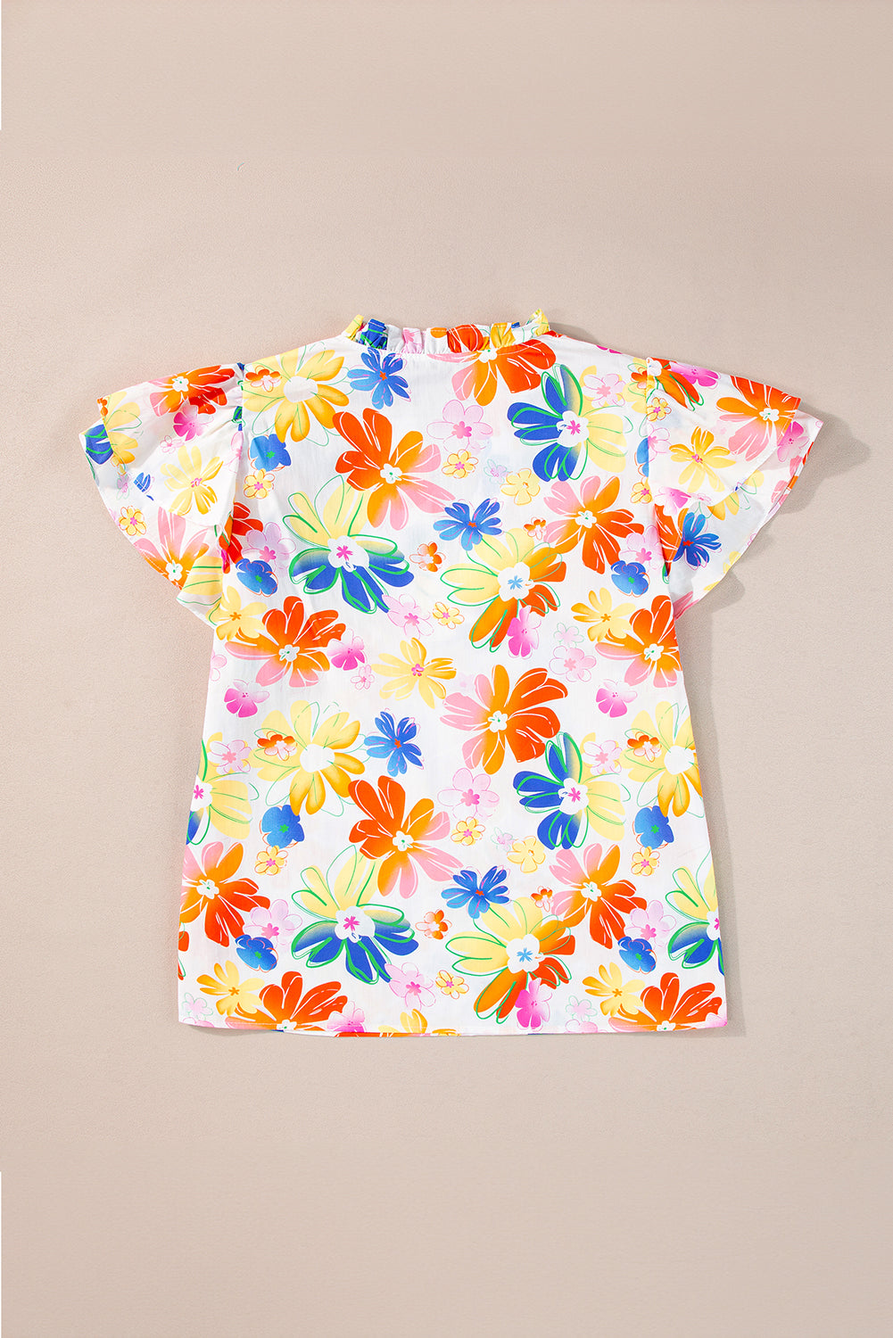 Weißes Flattertop mit Blumenstrauß