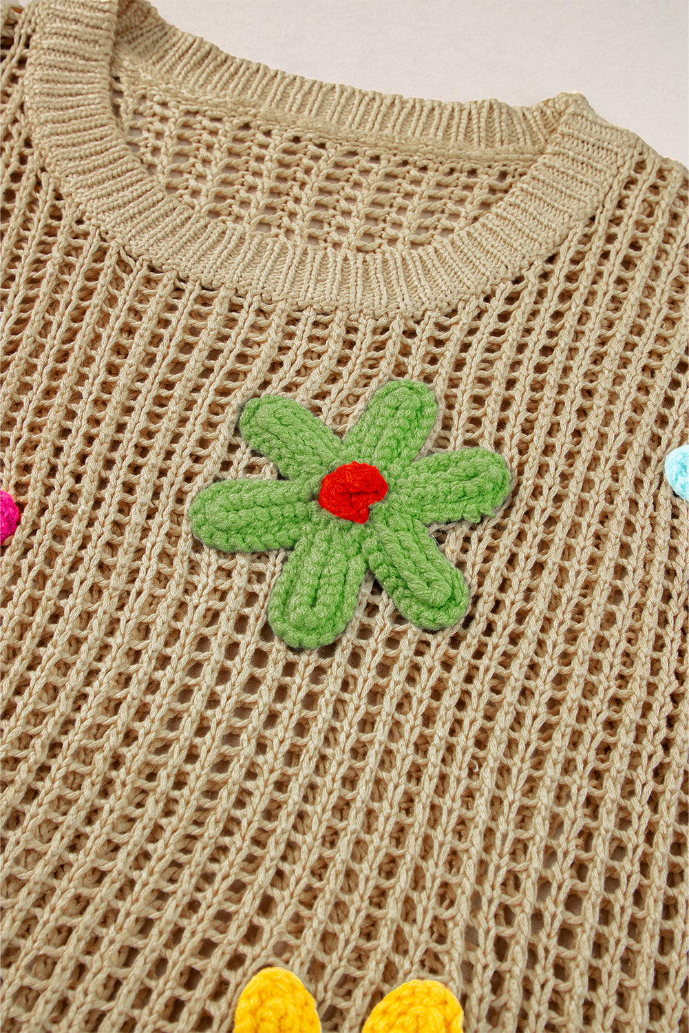 Helles französisches beiges Häkelblumen-Hohl-Pullover-T-Shirt