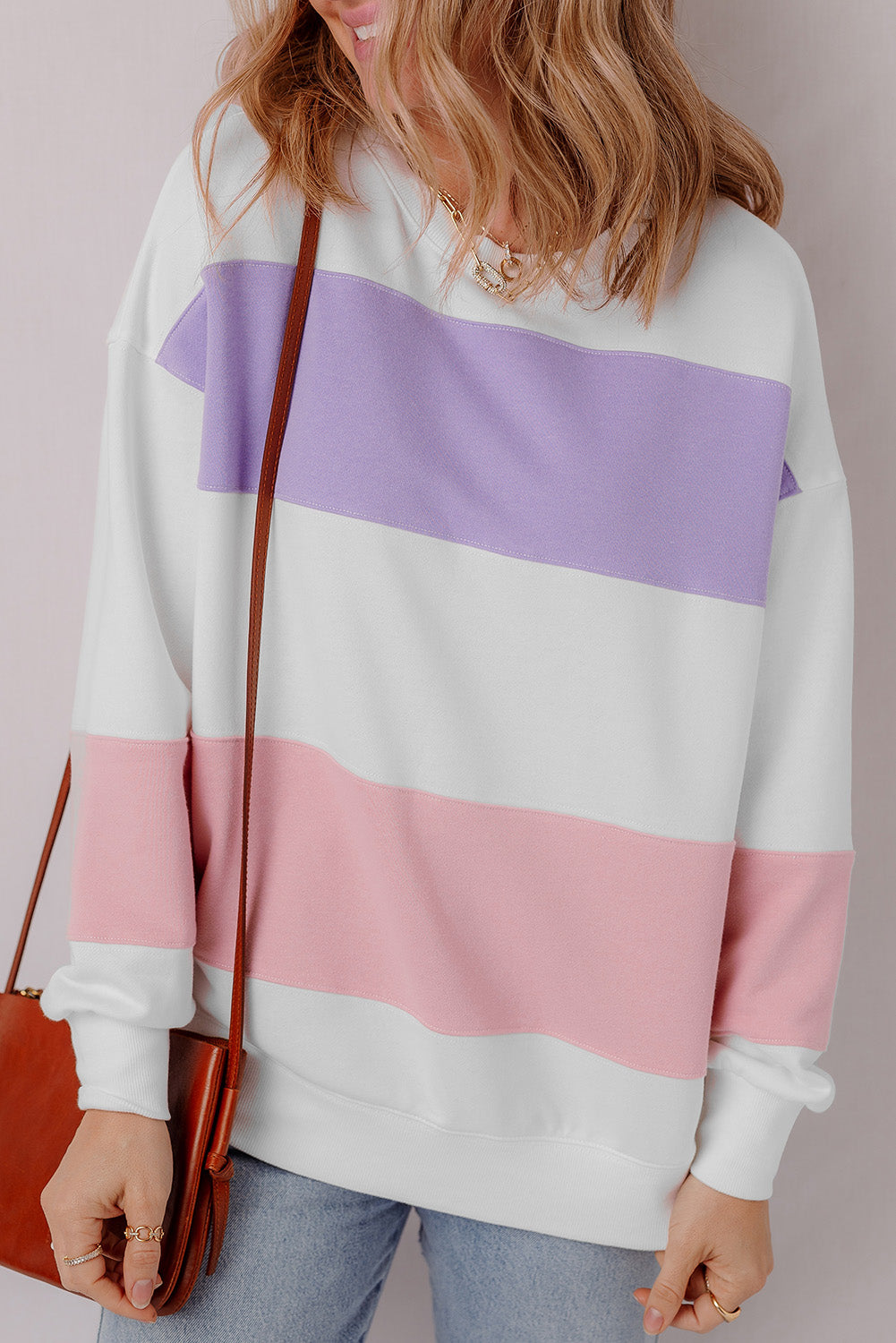 Beiges Sweatshirt mit Rundhalsausschnitt und Patchwork-Farbblockdesign mit überschnittener Schulter