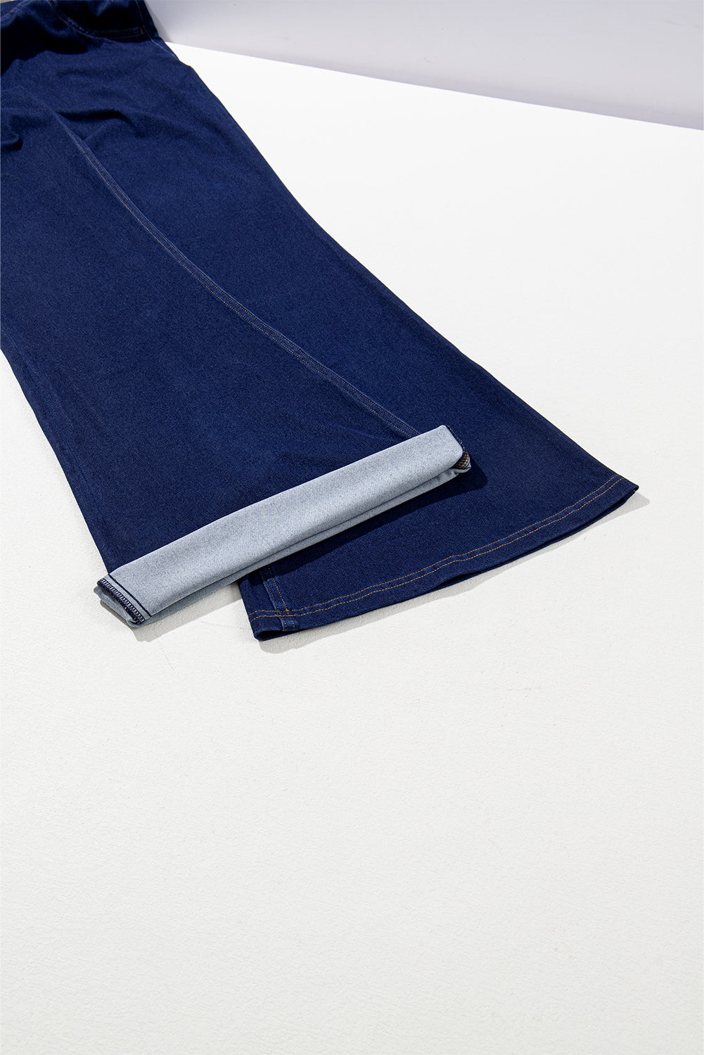 Dunkelblaue, einfarbige Schlagjeans mit gekreuzter High Waist