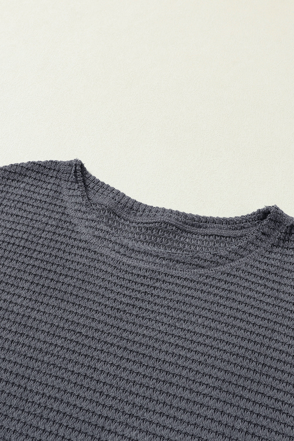 Graues Oversize-Oberteil mit hohen Schlitzen und Waffelstrick