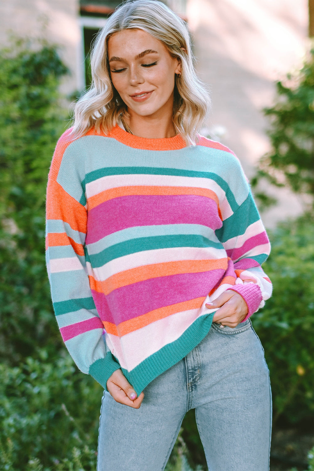 Mehrfarbig gestreifter Strickpullover mit tief angesetzten Schultern und Puffärmeln
