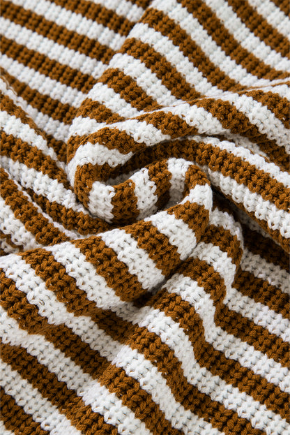 Khakifarbener Pullover mit Streifen und Reißverschlusskragen mit überschnittenen Schultern