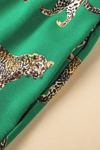 Grünes Pyjama-Set mit kurzärmligem Hemd und Hose im Gepardenmuster